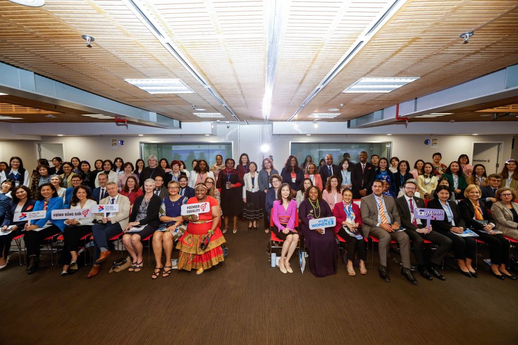 Cùng phụ nữ và trẻ em gái trên toàn thế giới