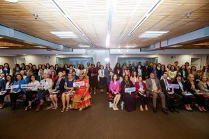 Cùng phụ nữ và trẻ em gái trên toàn thế giới